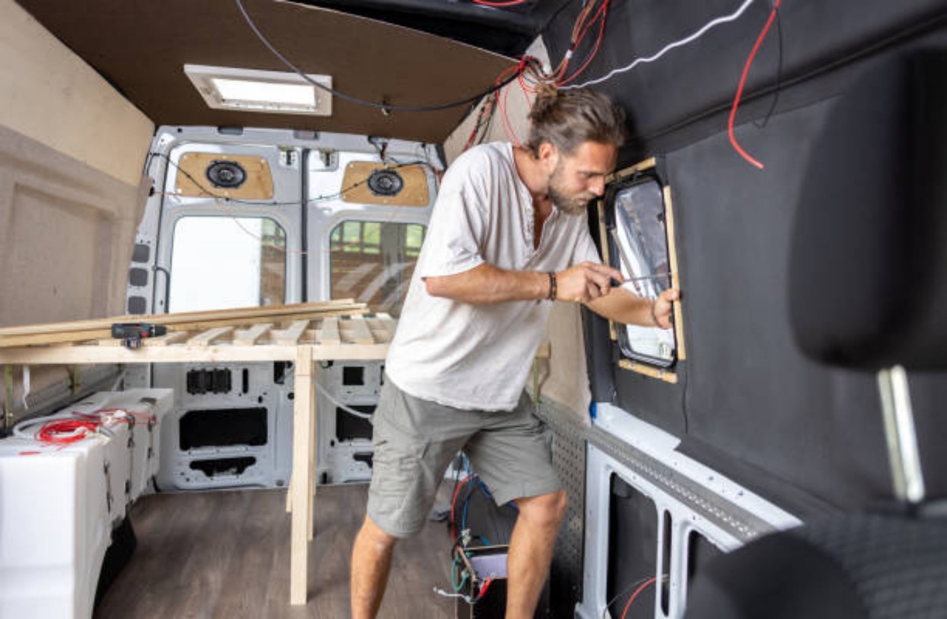 🔧 Comment poser ou remplacer une baie de camping-car cassée ? - Vanlife-Store