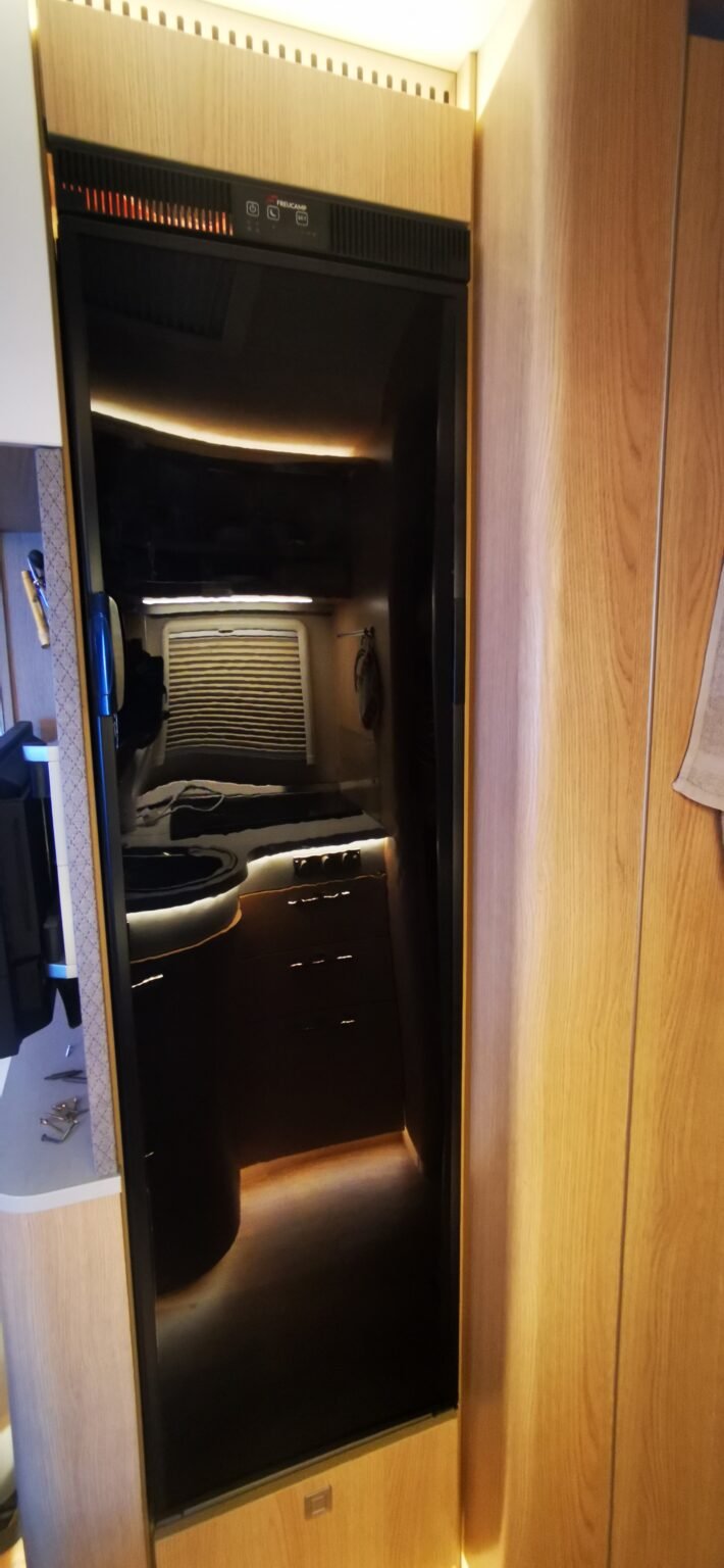 Réfrigérateur 150 L avec congélateur – 149×41×56 cm - 45W - 12/24/230v - Vanlife - Store