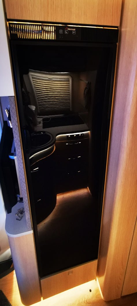 Réfrigérateur 150 L avec congélateur – 149×41×56 cm - 45W - 12/24/230v - Vanlife - Store